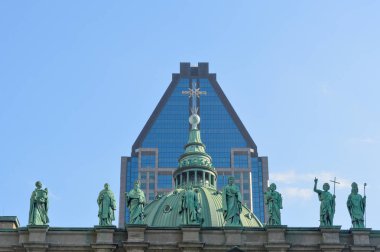 Montreal Kanada - 17 Temmuz 2015: Montreal, Quebec, Kanada'da Mary Katedrali Bazilikası tarihinde heykeller