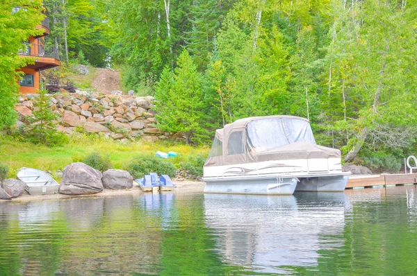 Overdekte Boot Naast Het Houten Huis Lake Nationaal Park Quebec — Stockfoto