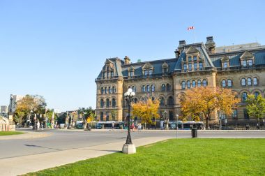 Ottawa, Kanada - 17 Temmuz 2015: Ottawa şehir cadde görünümü. 883,391 olduğu gibi 2011 ve Kanada başkenti olarak nüfusu ile ülkenin dördüncü büyük şehridir.