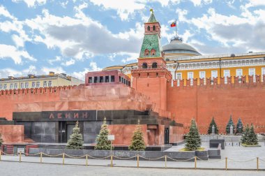 Moskova, Rusya - 10 Nisan 2015: Lenin Mozolesi ve Kremlin duvara Kızıl Meydan, Moskova, Rusya Federasyonu. Eng Çeviride 