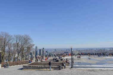 Montreal, Kanada: 20 Mart 2016: Mount Royal Chalet (Fransızca: Chalet du Mont-Royal) bir bina Mount Royal Montreal, Quebec, Kanada'da zirvesine yakınında yer alır. İnsanlar etrafında görülebilir.
