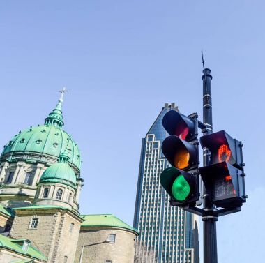 Montreal şehir merkezinde trafik ışığı turuncu renk.