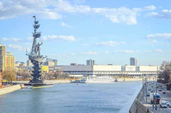 Moskva Ryssland April 2015 Vacker Utsikt Över Moskvafloden Katedralen Kristus — Stockfoto