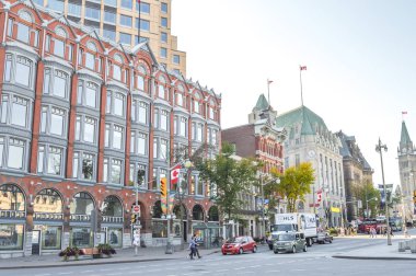 Ottawa, Kanada - 8 Eylül 2015: Ottawa, Kanada'daki Ottawa şehir cadde görünümü. 883,391 olduğu gibi 2011 ve Kanada başkenti olarak nüfusu ile ülkenin dördüncü büyük şehridir.