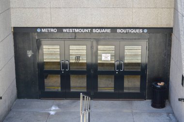 Montreal, Kanada - 27 Ağustos 2016: Giriş Westmount, şehir merkezinde Montreal, Kanada metro içine.