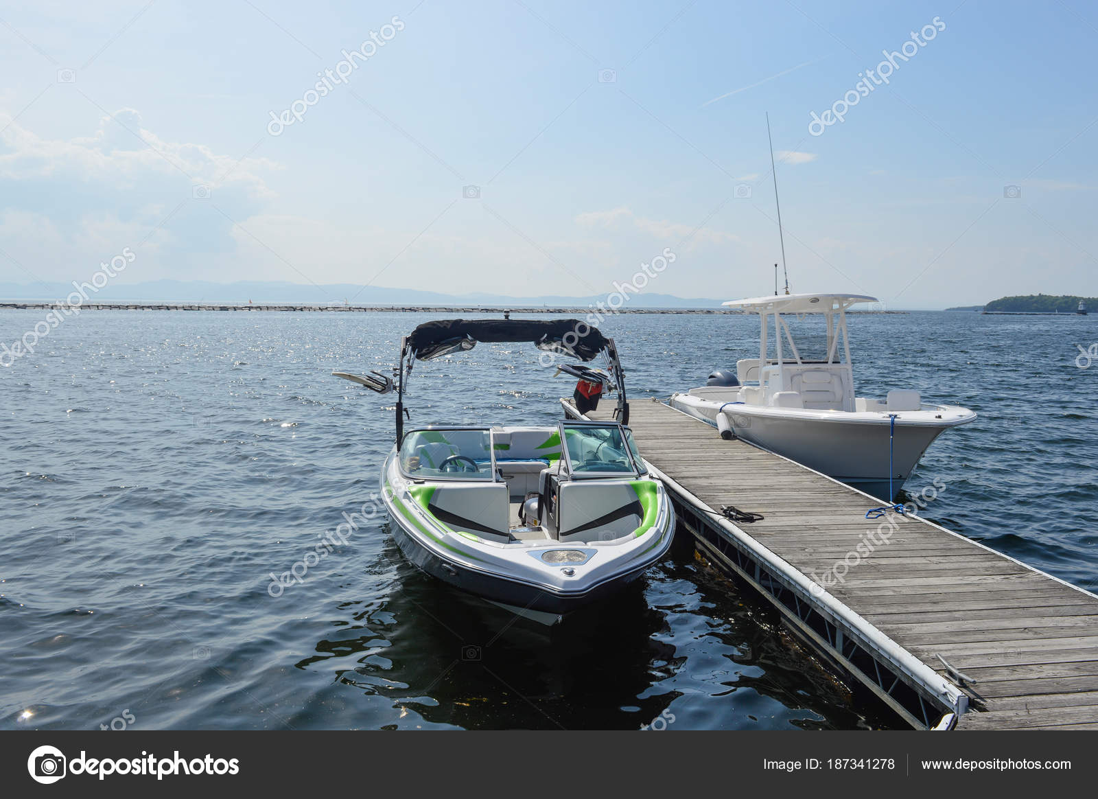 One White Boat Dock Burlington Vermont Usa — Stock Photo © bakerjarvis