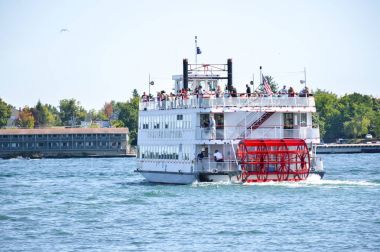 Kingston, Kanada - 3 Eylül 2016: bağlantı noktası gemide kişi bin Adaları bölgesi ile yaz aylarında Kingston, Ontario, Kanada'da gelen feribot