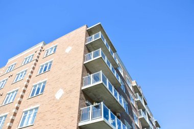 Modern konut binalar büyük pencereler ve balkon Montreal, Kanada