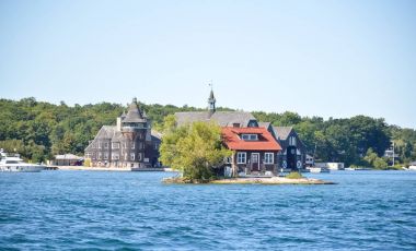 Yaz aylarında bin Adaları bölgesi Kingston, Ontario, Kanada küçük bir ev ile bir ada