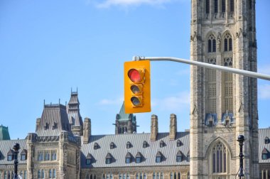 Şehir merkezinde trafik ışığı Ottawa kırmızı renk.