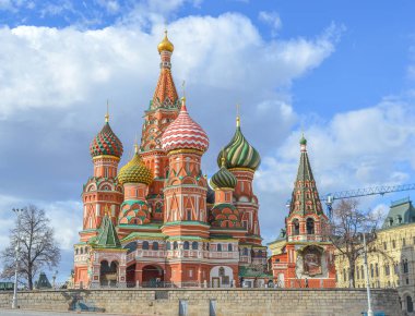 Moskova, Rusya, Kızıl Meydan, Aziz Basil Katedrali arkasından görüntülemek