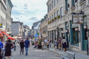 Montreal, Kanada - 6 Haziran 2016: Popüler St Paul sokak eski liman içinde. İnsanlar etrafında görülebilir.