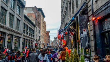 Montreal, Kanada - 6 Haziran 2016: Popüler St Paul sokak eski liman içinde. İnsanlar etrafında görülebilir.