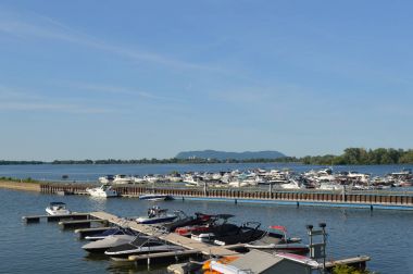 Chambly, Amerika Birleşik Devletleri - 24 Haziran, 2016: Chambly, Quebec Montreal Richelieu Nehri üzerinde dışında yer alan tarihi bir kent içerir Fort Chambly ve Chambly kanal kilit sistemi