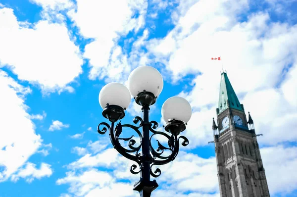 Luz Calle Frente Torre Del Reloj Del Parlamento Ottawa Canadá — Foto de Stock