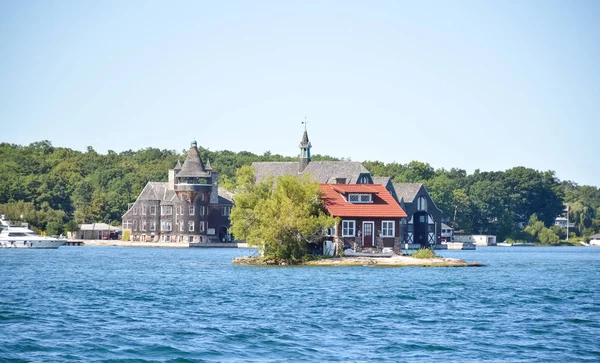 Een Eiland Met Een Klein Huis Thousand Islands Regio Zomer — Stockfoto