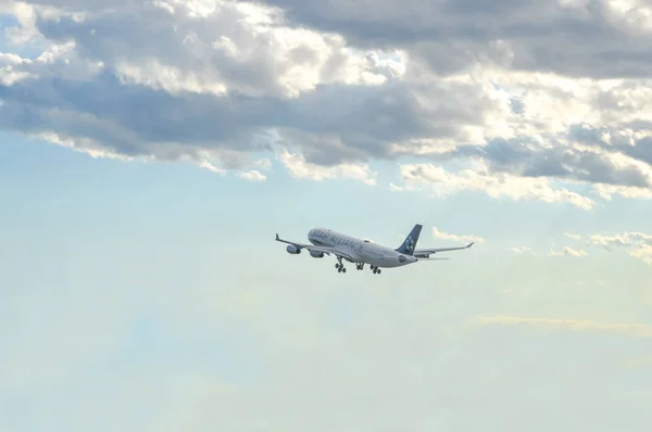 Монреаль Канада Июля 2016 Года Самолет Lufthansa Star Alliance Над — стоковое фото