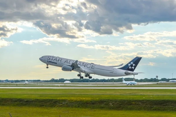 Монреаль Канада Липня 2016 Літак Lufthansa Star Alliance Вище Трюдо — стокове фото