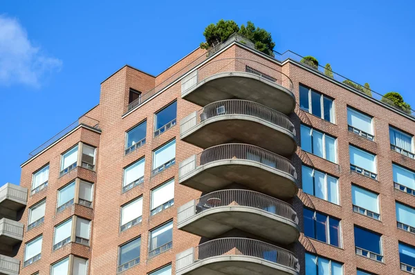 Nowoczesne Mieszkania Budynków Ogromnymi Oknami Balkonem Montreal Kanada — Zdjęcie stockowe