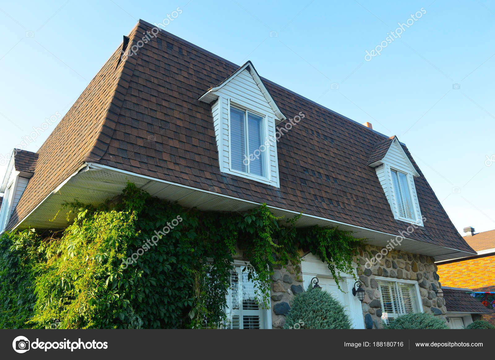 Casa Residencial Con Techos Masivos Seto Verde Frente Fondo Azul — Foto