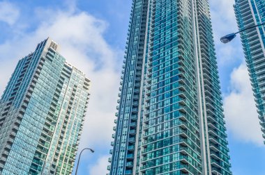 Toronto downtown bulutlarda yansıtan cam gökdelen