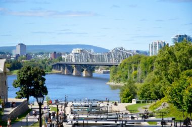 Ottawa, Kanada - 2 Eylül 2016: Alexandra köprü görünümü yaz aylarında gün boyunca. İnsanlar etrafında görülebilir.