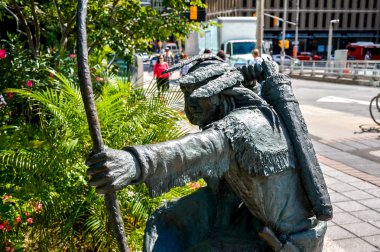 Ottawa, Kanada - 2 Eylül 2016: Metal heykel geleneksel kıyafetleri ile alacaksin diz çökmüş yerli insanın.