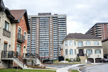 Kanada Montreal merkezinde Balkonlu bina konut.