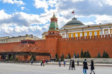 Moskova, Rusya - 10 Nisan 2015: Lenin Mozolesi ve Kremlin duvara Kızıl Meydan, Moskova, Rusya Federasyonu. Eng Çeviride 