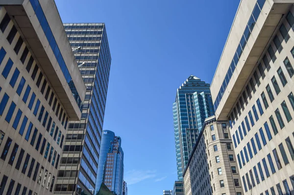 Glas Skyskrapan Reflekterande Moln Montreal Downtown — Stockfoto