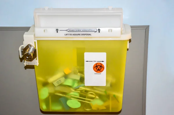 Foto Eines Verschlossenen Gelben Sharps Behälters Mit Gebrauchten Spritzen Nadeln — Stockfoto