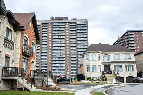 Kanada Montreal merkezinde Balkonlu bina konut.