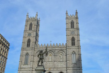 Basilica Notre Dame, Montreal'ın eski liman bölgesi karşı karşıya Maisonneuve heykeli