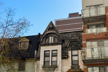 Pahalı eski ve yeni evler büyük pencereler ile Montreal, Kanada.