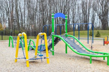 Parktaki bahçedeki renkli oyun parkı.