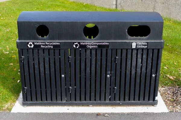 Siyah geri dönüşüm kutularını koleksiyonu geri dönüşüm malzemeleri Montreal, Kanada için
