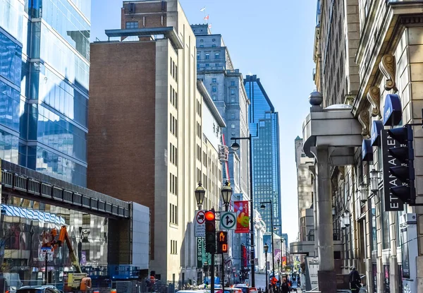 Montreal, Kanada - 10 Kasım 2017: Montreal Quebec bölgesinde şehir merkezine yürüyüş insanlar