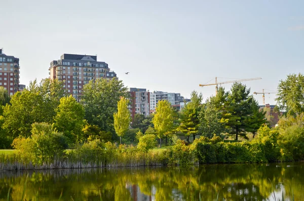 Lägenhetshotell Byggnader Visa Från Offentlig Park Montreal Kanada — Stockfoto