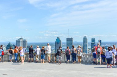 Montreal, Kanada - 16 Ağustos 2017: Çok sayıda turist Kondiaronk Montreal manzarası zevk Belvedere üzerinde duruyor. Yaz, Kanada Montreal manzarası 