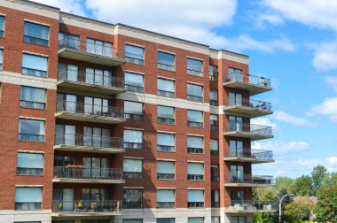 Montreal, Kanada'da büyük windows ile modern konut binalar.