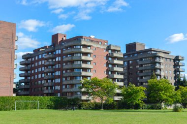 Montreal, Kanada'da büyük windows ile modern konut binalar.