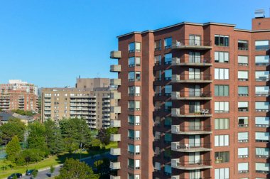Montreal, Kanada'da büyük windows ile modern konut binalar.