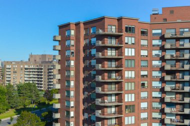 Montreal, Kanada'da büyük windows ile modern konut binalar.