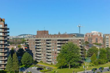 Montreal, Kanada'da büyük windows ile modern konut binalar.