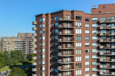 Montreal, Kanada'da büyük windows ile modern konut binalar.