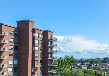 Montreal, Kanada'da büyük windows ile modern konut binalar.
