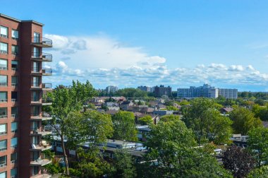 Montreal, Kanada'da büyük windows ile modern konut binalar.