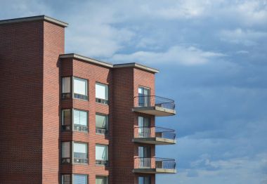 Montreal, Kanada'da büyük windows ile modern konut binalar.