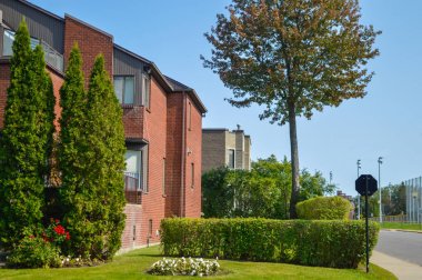 Montreal, Kanada'da büyük penceresi olan pahalı modern ev.