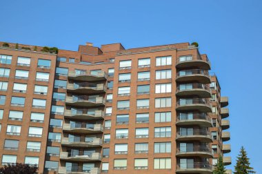 Montreal, Kanada'da büyük windows ile modern konut binalar.